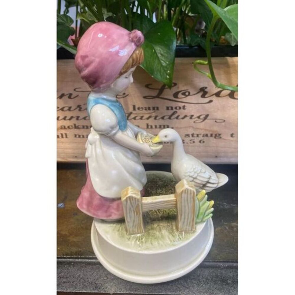 Music Figurine‎